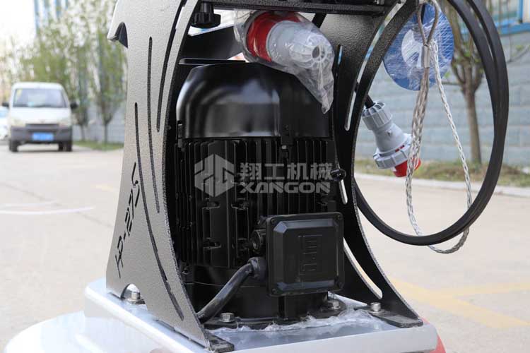 拋光機(jī)是為了讓地面表面有光澤，需要先研磨后才可以拋光。拋光分為粗拋和精拋，這時(shí)候可以使用拋光機(jī)，配合拋光墊，提高地面的光澤度。高速地坪拋光機(jī)讓你輕松完成地坪拋光工作，提高地坪亮度。