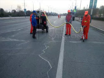 強(qiáng)化春季公路養(yǎng)護(hù)，保證道路通暢