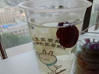 炎炎夏日到來(lái)，一杯銀耳紅棗美如詩(shī)！